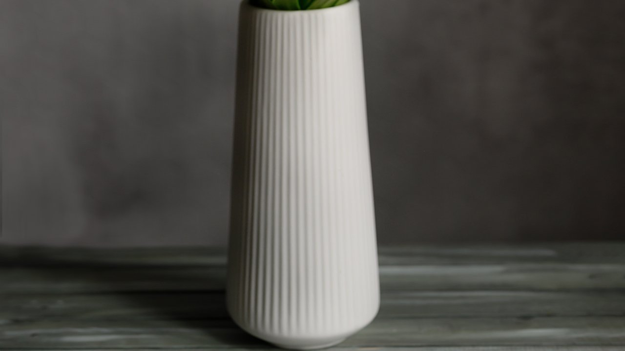 Mit dieser Schnäppchen-Vase von Depot setzt du deine Blumen perfekt in Szene und machst dein Zuhause wohnlicher.