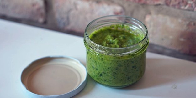 Mit diesem 5-Minuten-Rezept gelingt das perfekte Bärlauch-Pesto!