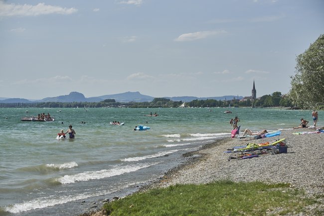 Strandbad Radolfzell mit Liegewiese und Bodensee