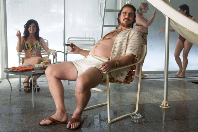 Im Film "American Hustle" hat sich der sonst so durchtrainierte Christian Bale einen ordentlichen Dad Bod angefuttert.