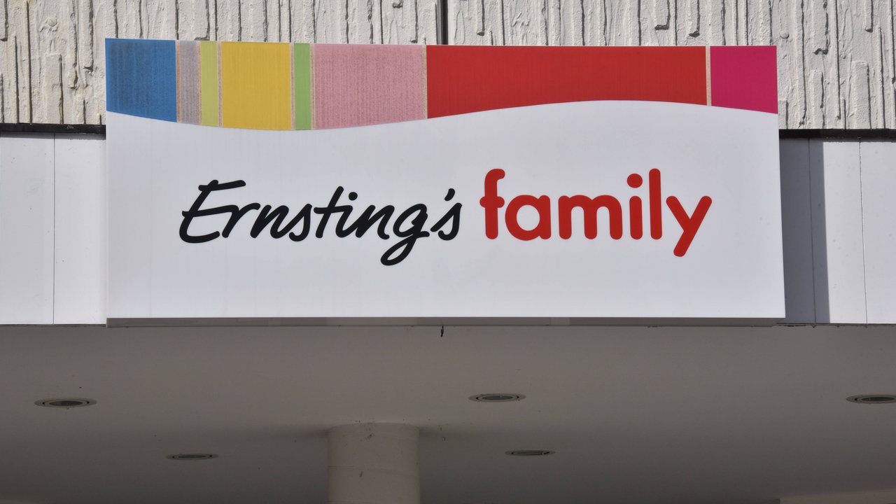 Weihnachtliche Deko kannst du jetzt bei Ernsting's family shoppen.