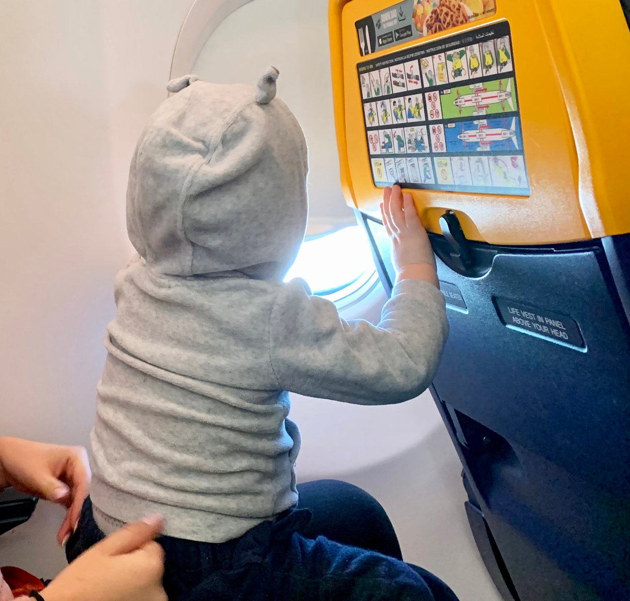 Kleinkind im Flugzeug