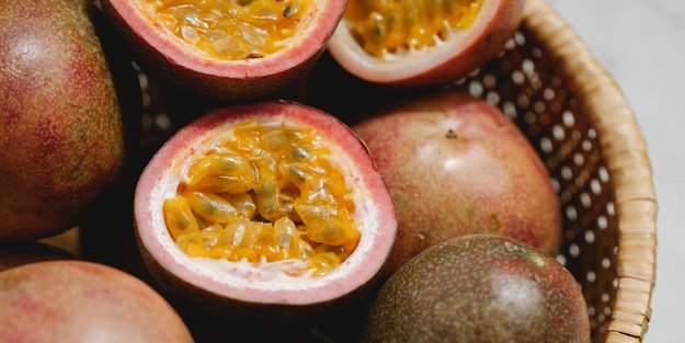 Überraschend simpel: So isst du Passionsfrucht richtig