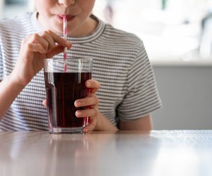 Ab wann darf man Cola trinken? Das ist bei Kindern wichtig
