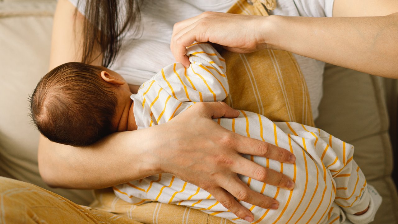 Brust aufs Stillen vorbereiten: Mama stillt Baby