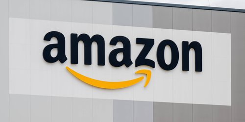 Perfekt als Osternest: Geschenkkorb von Amazon mit knuffigen Hasen-Ohren