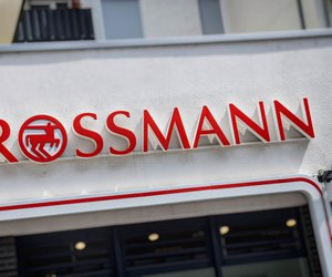 Niedliches Gadget: Dieser Papagei von Rossmann plappert euch alles nach