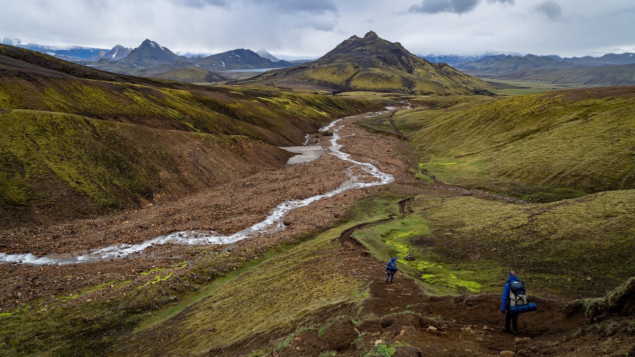 Am Flussufer zu wandern macht viel Freude. 