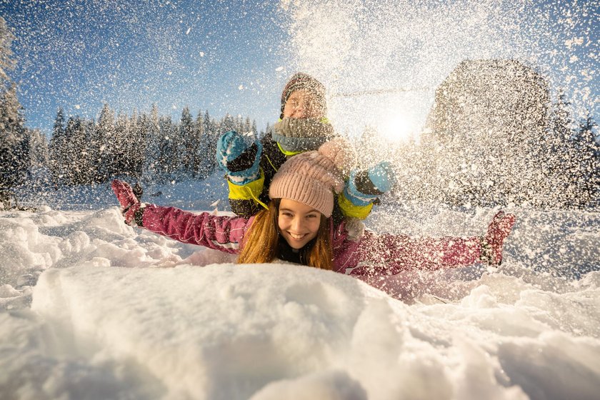 Zwei Kinder spielen im Schnee