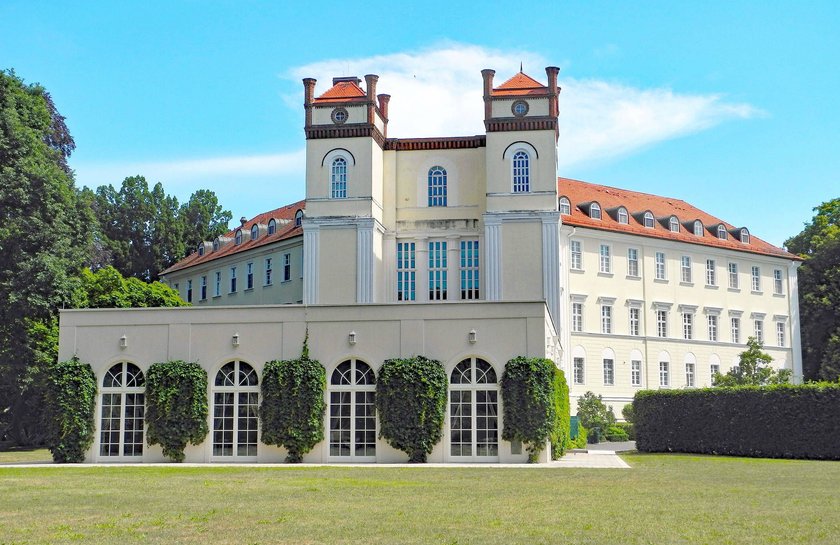 Blick aus Schlosspark auf Orangerie Schloss Luebbenau *** View from castle park to orangery castle Luebbenau 