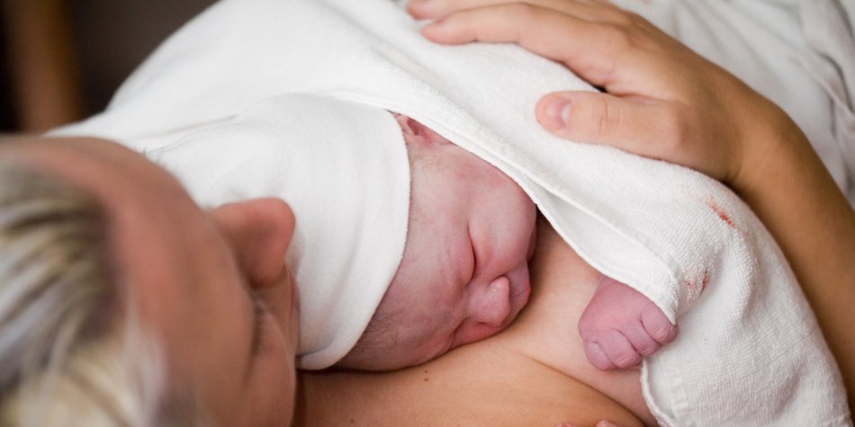 Breast Crawl: So viel Kraft steckt in eurem frisch geborenen Baby