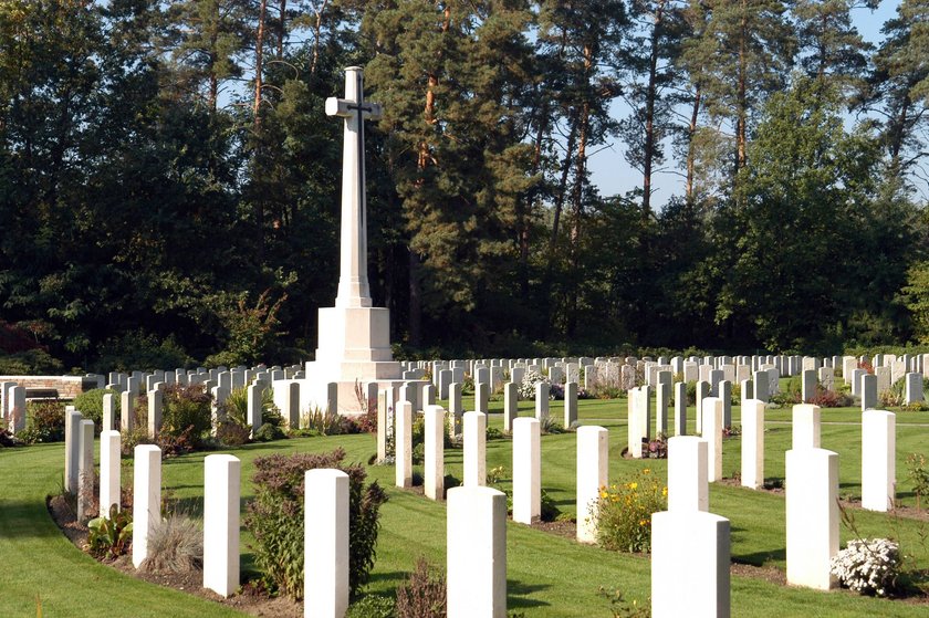 Bildnummer: 51002620  Datum: 11.10.2005  Copyright: imago/Hohlfeld
Englischer Soldatenfriedhof auf dem  Südwestfriedhof in Stahnsdorf, Objekte; 2005, Stahnsdorf, Friedhof, Friedhöfe, Grab, Gräber, , , Grabmal, Grabmäler, Grabstätte, Grabstätten, Grabsteine; , quer, Kbdig, Totale, Deutschland,  , Reisen, Brandenburg, Europa / Soldatenfriedhöfe, Kriegsgräberstätte, Kriegsgräberstätten