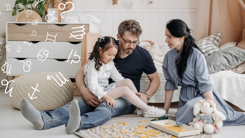 Spielende Familie auf dem Boden