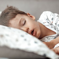 Schnarchen bei Kindern ist oft harmlos. Doch bei diesen Zeichen ist ein Arzt gefragt