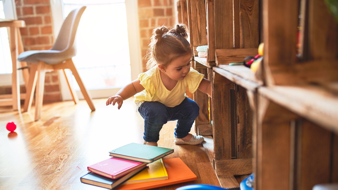 Montessori-Kinderzimmer: Kind spielt vor Regal