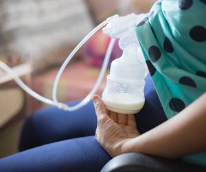 Muttermilch aufbewahren: So lagert ihr die kostbare Nahrung für euer Baby