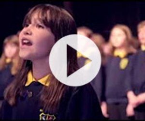 Autistisches Mädchen singt „Hallelujah“