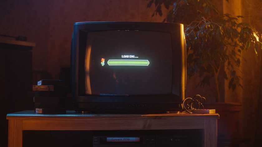 Retro-TV mit altem Videospiel