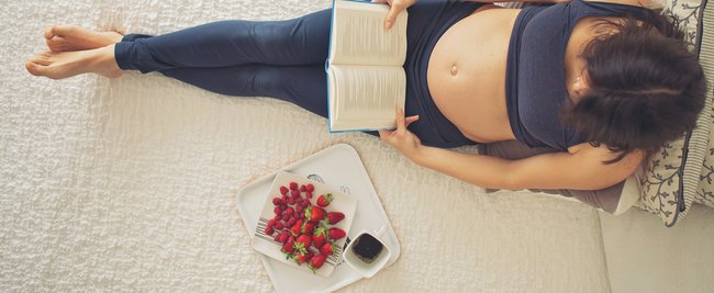 Schwangerschafts­ratgeber: 20 tolle Bücher für Schwangere