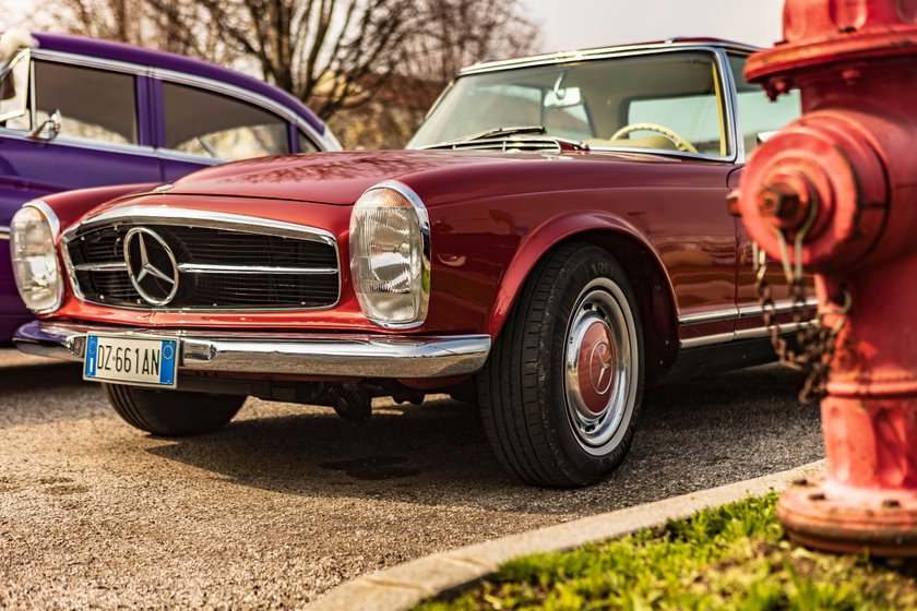 Geparkter Mercedes SL 280 in Dunkelrot
