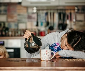 Ich will schlafen! Studie zeigt, wie wenig Schlaf Eltern wirklich kriegen