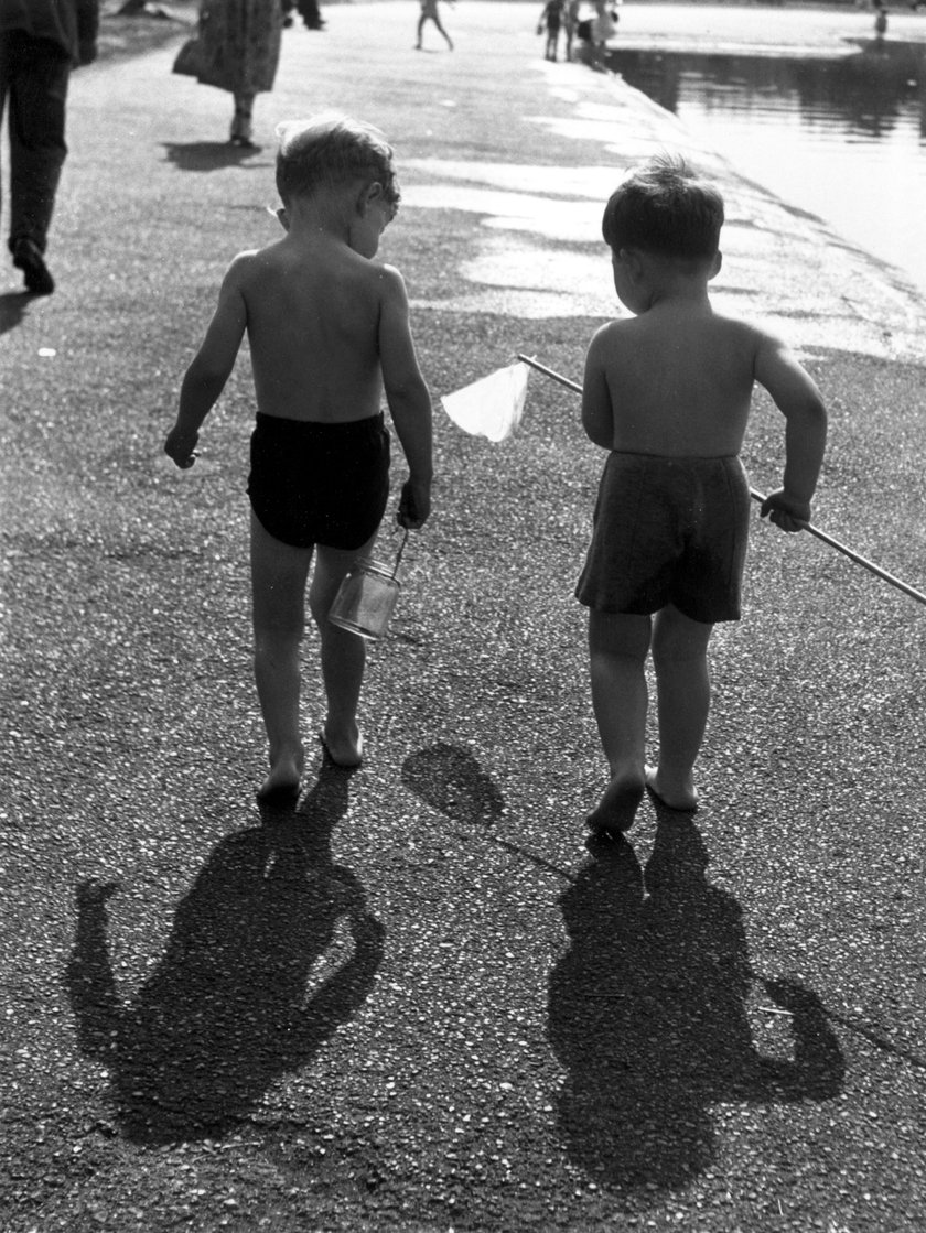 Zwei Jungs in den 40er Jahren am Strand