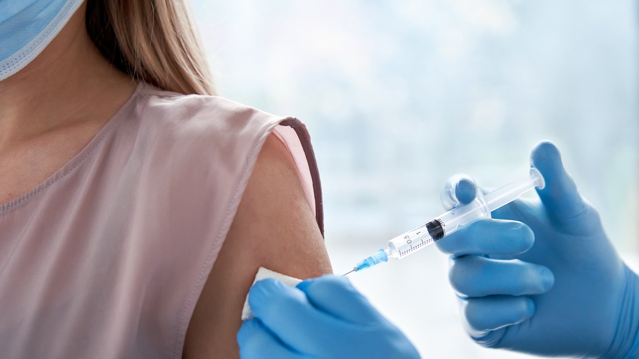 Coronaimpfung unfruchtbar - Frau wird geimpft