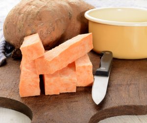 Perfekt für Herbstgenüsse: Die leuchtend orangene Gusseisen-Pfanne von Tchibo