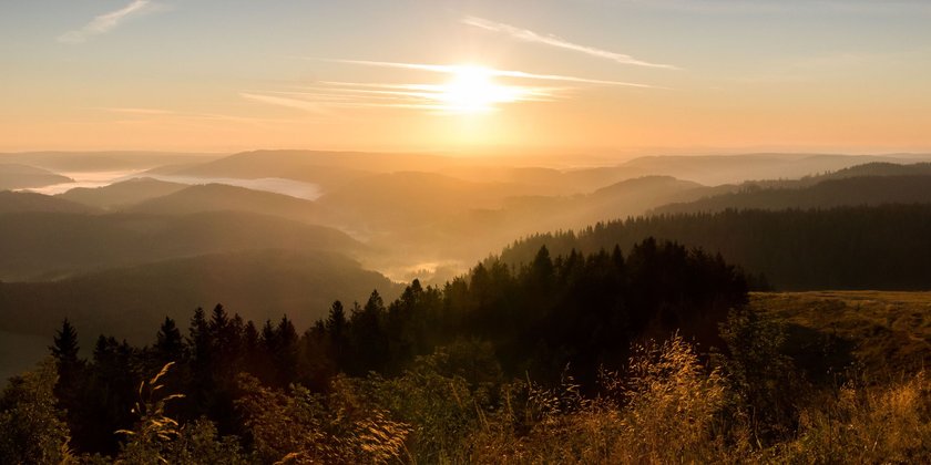 Strahlender Sonnenuntergang über dem nebligen Schwarzwald