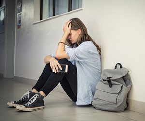 Mobbing in der Schule: Mit diesen Strategien kannst du deinem Kind helfen