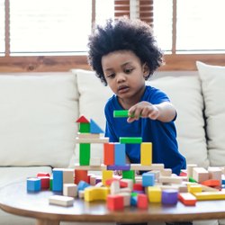 Geschicklichkeitsspiele, die Kinder von 1 bis 8 Jahren (und auch Eltern) fördern