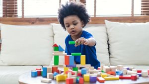 Geschicklichkeitsspiele, die Kinder von 1 bis 8 Jahren (und auch Eltern) fördern