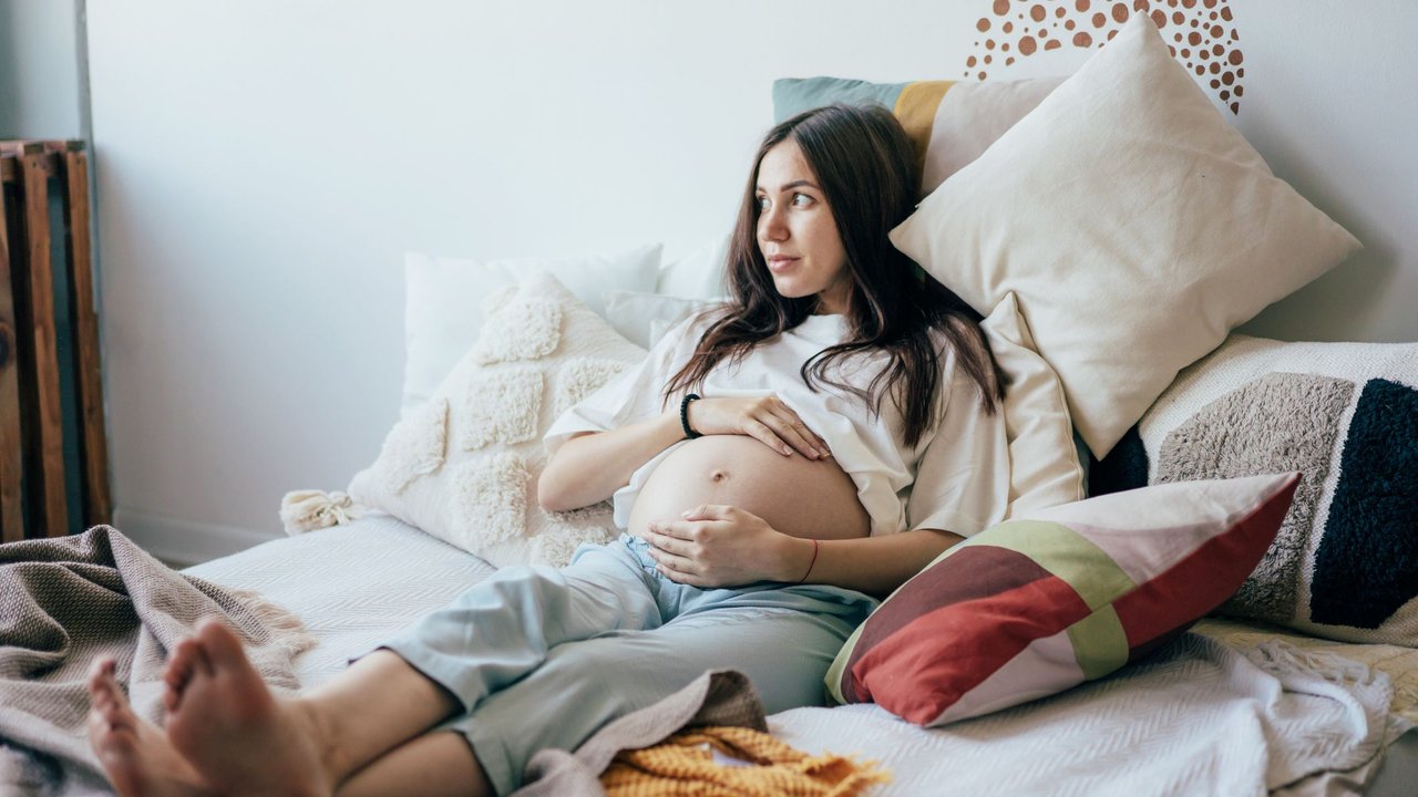 Zervixinsuffizienz: Schwangere schont sich im Bett