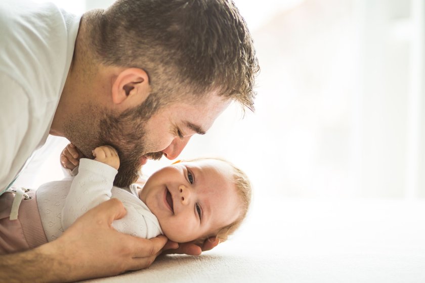 Eltern-Gadgets: Papa kuschelt Baby