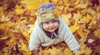 Baby anziehen im Herbst: Tipps für die goldene Jahreszeit