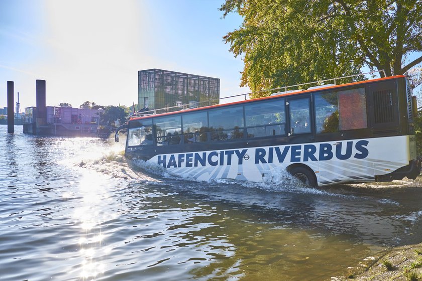 DEUTSCHLAND, HAMBURG, 25.11.2018 Hafencity-Riverbus bei Einfahrt in die Elbe in Rothenburgsort. *** GERMANY HAMBURG 25 11 2018 Hafencity Riverbus Entering the Elbe in Rothenburgsort  