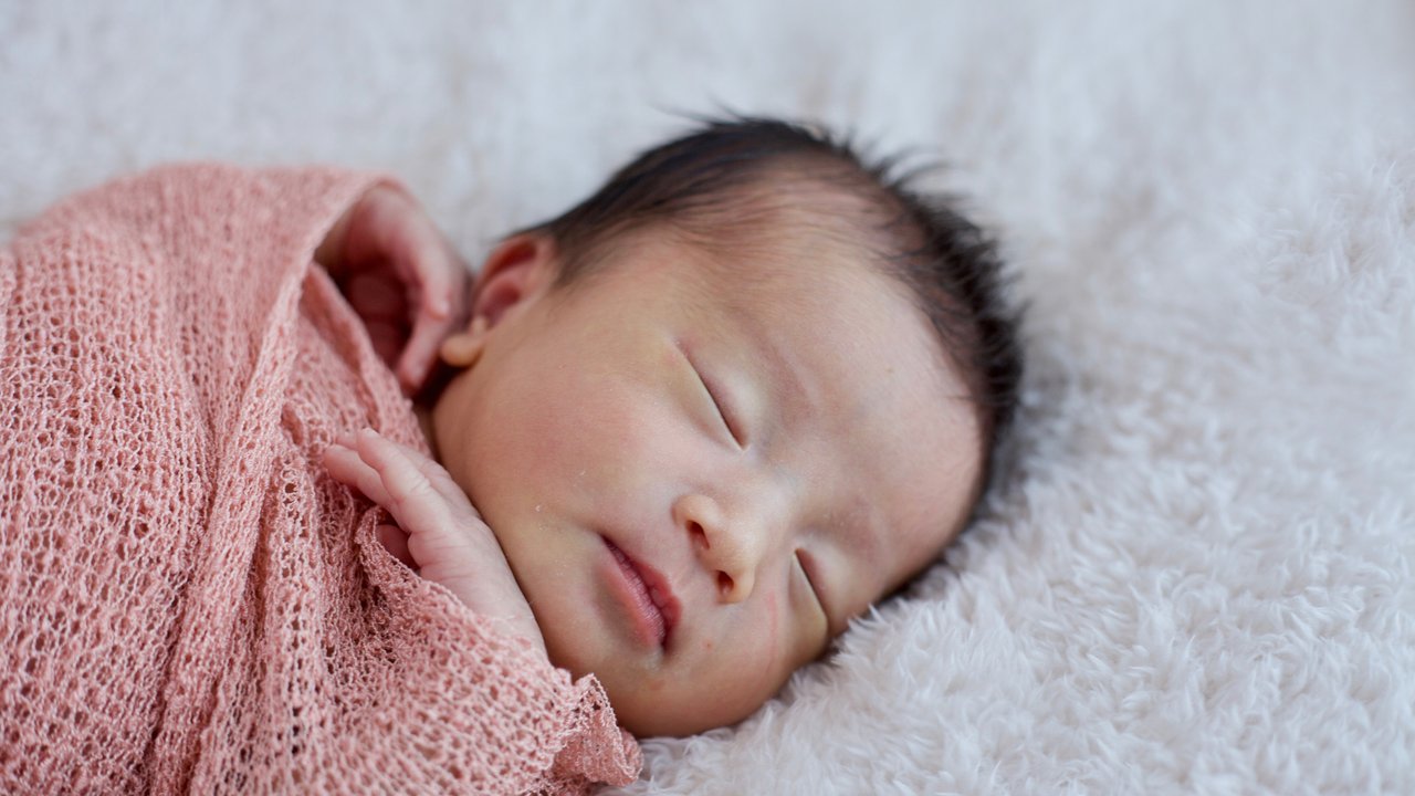 Glückwünsche zur Geburt eines Mädchens : schlafendes Baby