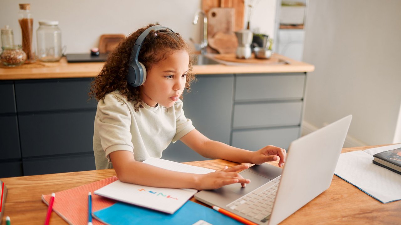 Online-Nachhilfe- Kind am Laptop