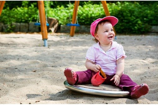 Baby auf dem Spielplatz: Sicherheit überprüfen