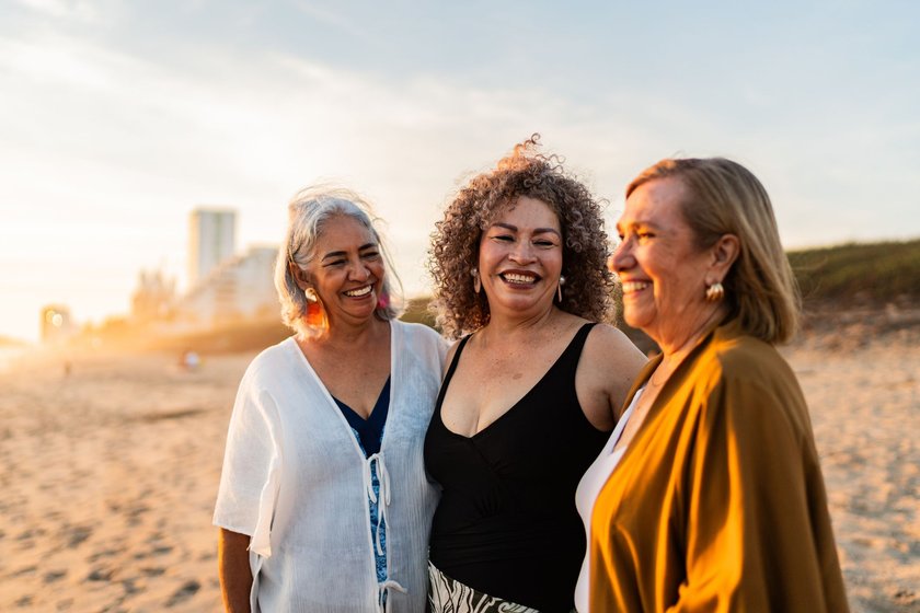 Freunde finden Ü50: Drei Freundinnen lachen zusammen