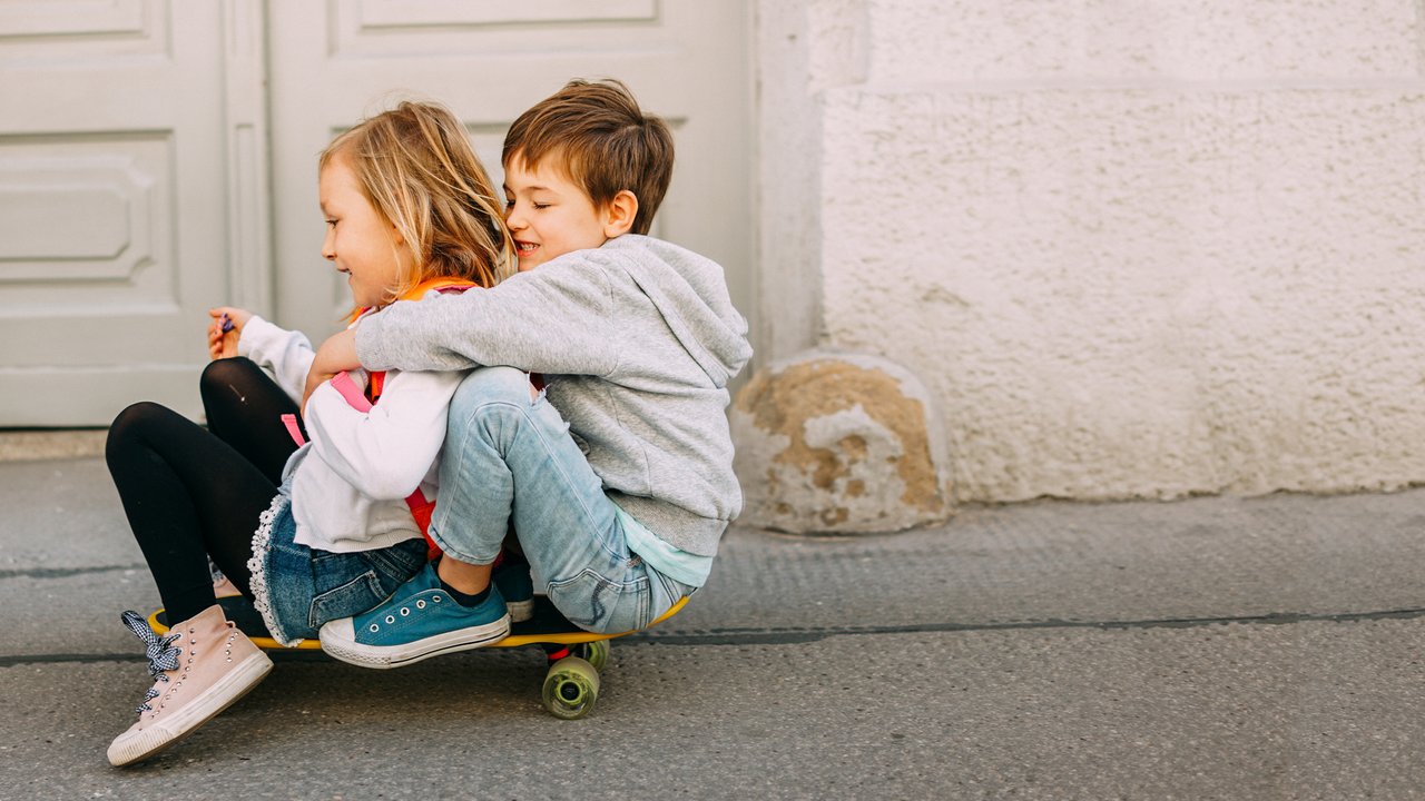 54 Tolle Bewegungsspiele Für Kinder: Für Drinnen & Draußen