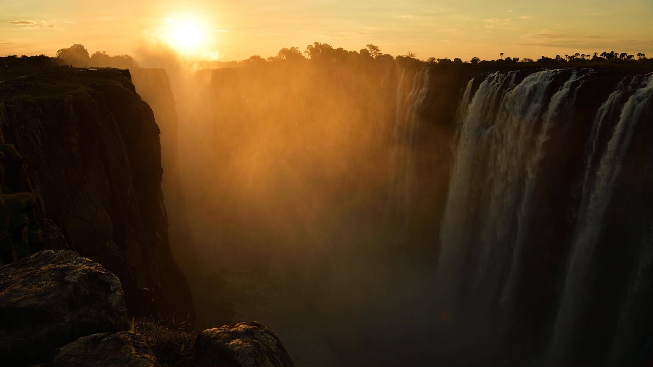 Victoriafälle im Dunst, bei Sonnenuntergang Simbabwe, Afrika