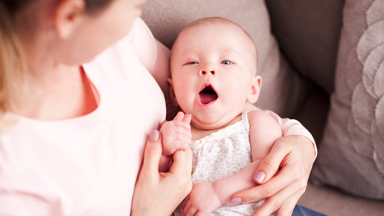 Körpersprache Baby verstehen: Das Kind gähnt