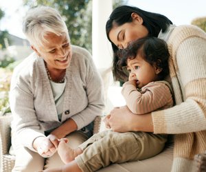 Wenn Boomer-Oma lieber reist als backt: 10 Wege zur entspannten Großeltern-Beziehung
