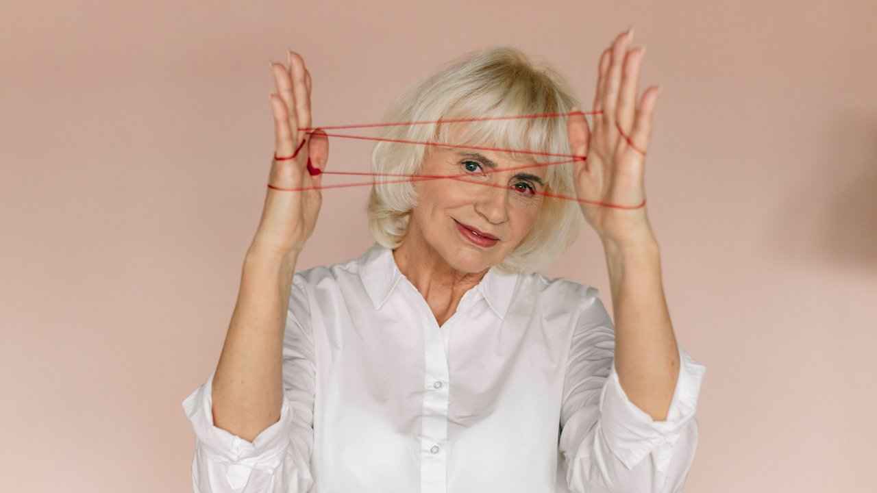 Senior woman playing with cats cradle model released, Symbolfoto property released, MCHF00279