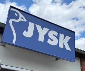 Helle Farbe und schlichtes Design: Dieser Tischläufer von Jysk bringt Eleganz auf den Tisch