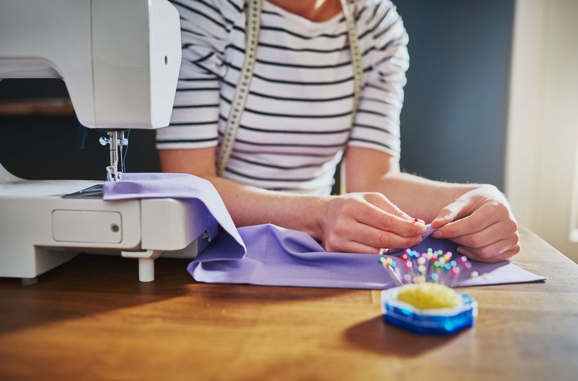 Nähen mit Kindern - Frau an Nähmaschine