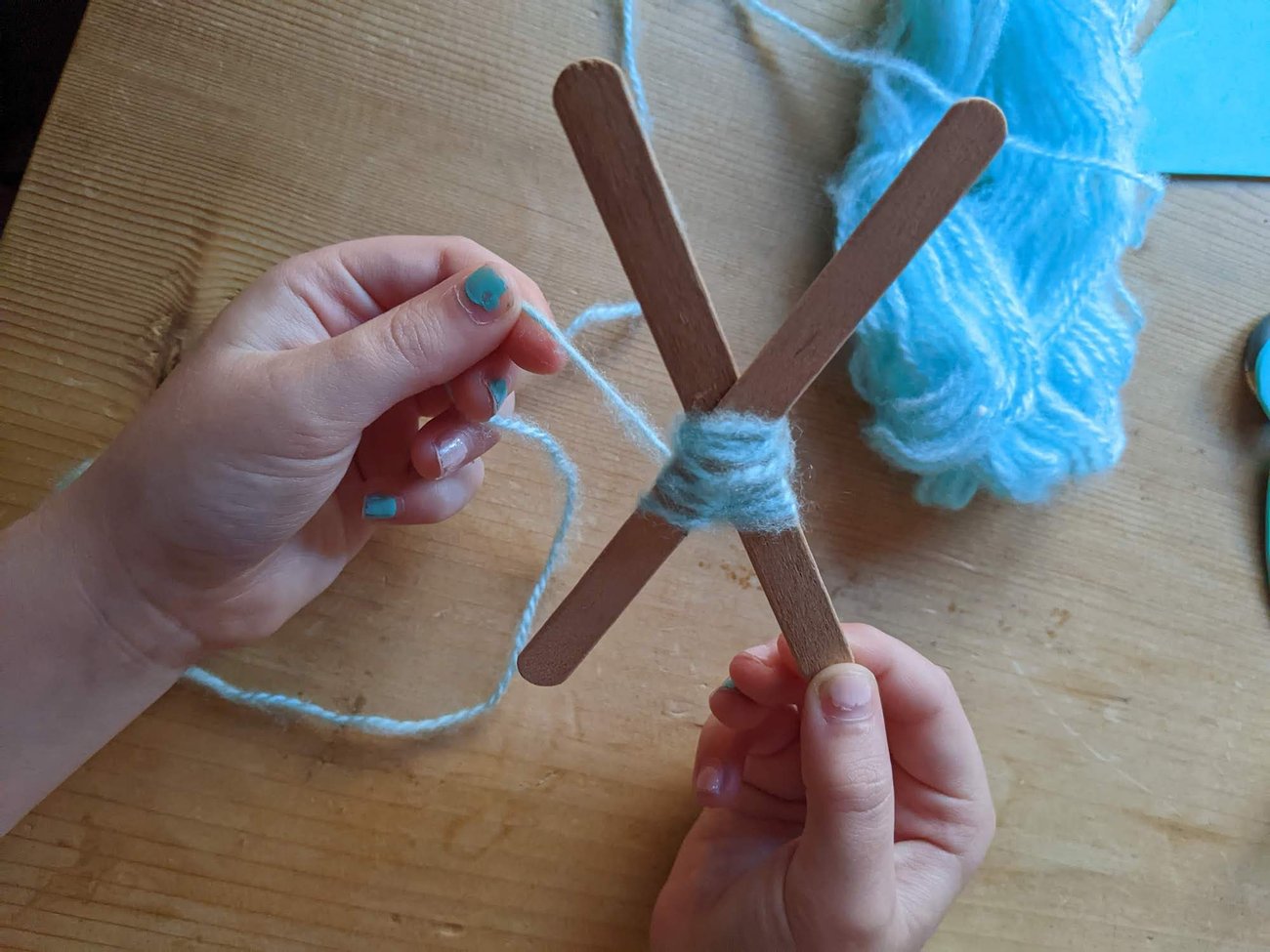 Basteln mit Wolle: Diese 6 Ideen werden eure Kinder lieben Basteln mit Wolle: Diese 6 Ideen werden eure Kinder lieben