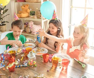 Kindergeburtstag-Spiele für drinnen: 20 coole Ideen für eure unvergessliche Indoor-Party