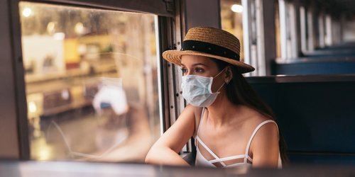 Maske tragen bei Hitze: 5 Tipps, die es uns leichter machen